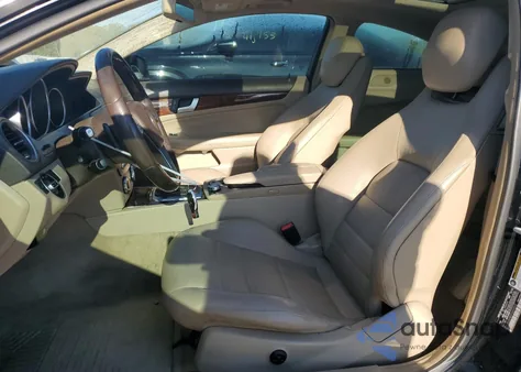 2015 Mercedes-Benz C 250 из США, поврежденный, VIN WDDGJ4HBXFG393522